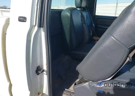 2000 GMC Sierra 1500 Sl z USA, uszkodzony, nr VIN 1GTEC14V9YE413011